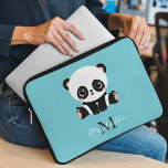 Monogram Niedlich Panda Personalisiert Bubble Gum  Laptopschutzhülle<br><div class="desc">Ein niedlicher Panda-Bär sitzt auf dem Boden auf einem blasen Kaugummi blauen Hintergrund. Personalisieren Sie mit Ihrem Monogramm und Namen oder löschen Sie Text in Textfeldern ohne Namen.</div>