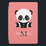 Monogram Niedlich Sitting Panda Personalisiert iPad Pro Cover<br><div class="desc">Ein niedlicher Panda-Bär sitzt auf dem Boden auf einem Lachsboden. Personalisieren Sie mit Ihrem Monogramm und Namen oder löschen Sie Text in Textfeldern ohne Namen.</div>