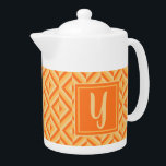 Monogram Orange Drei-Tonen-Diamantmuster<br><div class="desc">Tee in dieser Monogram Orange 3-Tone Diamond Muster Teekanne. Es weist ein geometrisches Rautenmuster in drei Orangentönen auf, wobei ein in hellorange gehaltenes Muster an einem dunkelorangen Quadrat angebracht ist. Personalisieren Sie es mit Ihrem ersten. Geben Sie Ihrem Teatime einen zusätzlichen Pop.</div>
