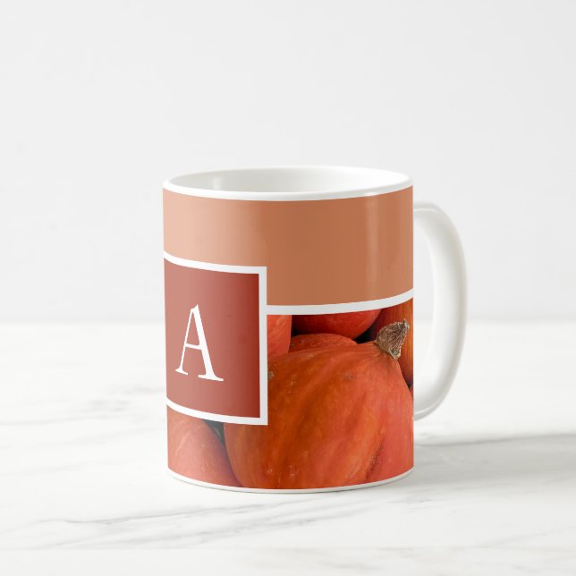 Monogram Orange Pumpkin Fall Tasse (VorderseiteRechts)