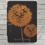 Monogram Orange und Black Dandelion Blume iPad Air Hülle<br><div class="desc">Ein atemberaubendes personalisiertes iPad Cover mit einem dramatischen Uhrwerk aus orangefarbenen und schwarzen Leuchtern.</div>