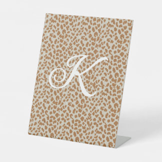 Monogram-Pantherhaut hellbraunes Muster Name Buchs Sockelschild