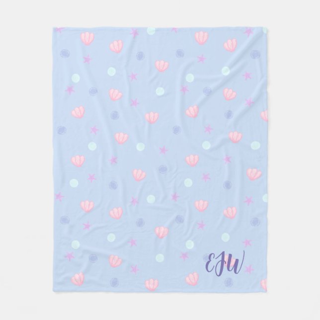 Monogram Pastel Seashells and Pearls in Periwinkle Fleecedecke (Vorderseite)