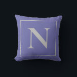 Monogram Periwinkle Blue Minimalistisch Throw Pill Kissen<br><div class="desc">Verzieren Sie Ihr Wohnzimmer mit den fröhlichsten und wärmsten blauen Farbtönen - Perwinkle Blau. Dieses Monogram Periwinkle Blue Minimalistisch Throw Kissen würde in jeder Ecke Ihres Zimmers großartig aussehen.</div>