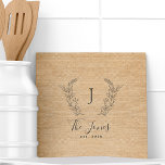 Monogram personalisierte rustikale Küchenfamilie Fliese<br><div class="desc">Eigener Lorbeer mit Monogramm Familienname und etablierte Jahr elegant elegante rustikale Landhaus Stil ockerbeige Burlap Vorlage Fliesen.        Ein modernes Geschenk- oder Küchendekor für Hochzeiten,  Jubiläen,  Hauswärme,  Erntedank,  Weihnachten oder andere Veranstaltungen.</div>