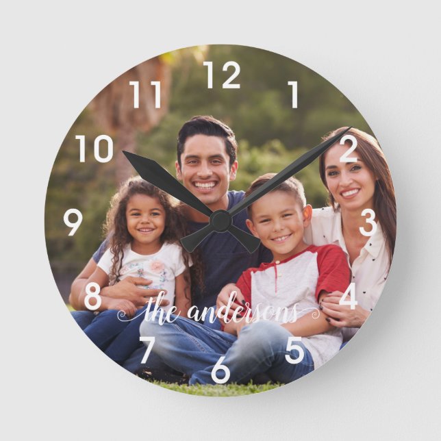 Monogram photo Calligraphy Handwritten Family Runde Wanduhr (Vorderseite)