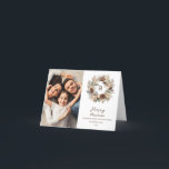 Monogram Pinecone Winter Kranz Weihnachtsfest Foto Feiertagskarte<br><div class="desc">Feiern Sie die Saison mit unserem Mongram Pinecone Winter Kranz Weihnachtskarten Template. Mit einem stilvollen,  erdigen Kranz und einem individuell gestaltbaren Monogramm verbindet diese Karte den böhmischen Charme mit festlicher Eleganz. Ideal,  um Ihren Feiertagsgrüssen eine persönliche Touch hinzuzufügen.</div>