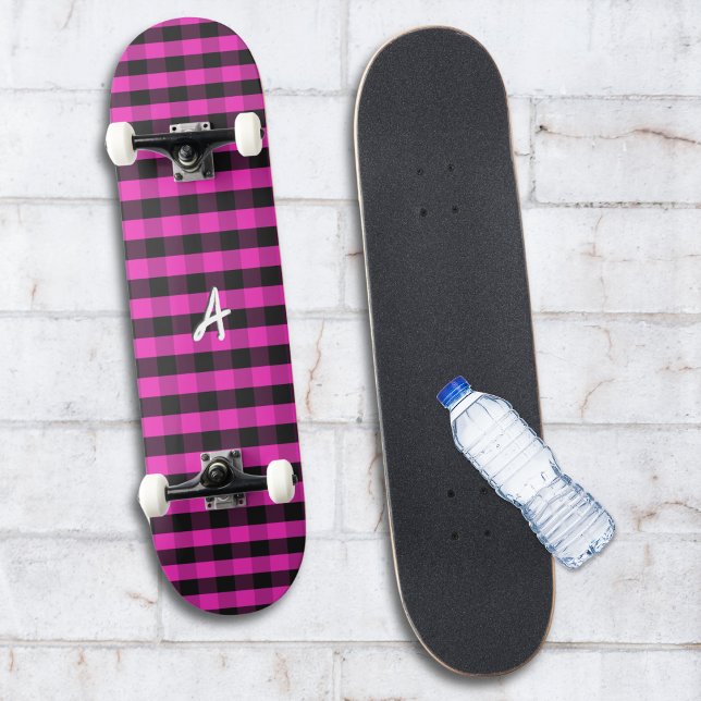 Monogram Pink Buffalo Kariert Rustikaler Karo Gemu Skateboard (A monogrammed skateboard in bright pink buffalo check for a bold and fun look)