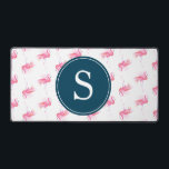 Monogram Pink Flamingo Niedlich Schreibtischunterlage<br><div class="desc">Brillieren Sie Ihren Arbeitsbereich mit diesem anpassbaren Desktop, der mit einem skurrilen Muster aus Aquarellpinken Flamingos und der Wahl eines niedlichen Monogramms oder eines Firmenlogos in Weiß auf einem marineblauen Hintergrund ausgestattet ist. Stilvoll und praktisch ist es die perfekte Ergänzung zu Ihrem Schreibtischdekor bei Zuhause, Schule oder im Büro. Egal,...</div>