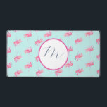 Monogram Pink Flamingo Niedlich Schreibtischunterlage<br><div class="desc">Dieser niedliche, rosa Schreibtisch mit einem lebendigen Muster von Aquarellbramingos auf türkisfarbenem Hintergrund rundet den Arbeitsbereich ab. Diese individuell anpassbare Schreibtischmatte ist sowohl für Stil als auch Funktion konzipiert und ermöglicht es Ihnen, Ihr Monogramm oder Logo hinzuzufügen. Sie eignet sich perfekt für die individuelle Gestaltung Ihres rosa Flamingo-Büros oder für...</div>
