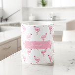 Monogram Pink Tropical Flamingo Muster auf Weiß Kaffeetasse<br><div class="desc">Mit Monogramm "Fügen Sie Ihren Namen" Pink Tropical Flamingo Muster auf dem White Background Coffee Cup.Die Monogram Pink Flamingo Bird Kaffee Tasse ist ein großartiges Geschenk für ein wildes tropisches Party im Sommer.</div>