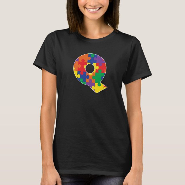 Monogram Q in Multi Color Puzzle Pieces T-Shirt (Vorderseite)