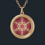 Monogram Red, Gold Glitzer Snowflake Necklace Vergoldete Kette<br><div class="desc">Diese festliche mit Monogramm Rot und Gold Imitat Glitzer (DRUCKT) Schneeflocke passt zu der Hochzeitseinladung unten gezeigt. Es wäre ein perfektes Dankeschön für Ihre Bridesmaid, Blume Girls, Trauzeugin oder jemand anderes in Ihrer Hochzeitsfeier. Der Text ist anpassbar. Sie können auch eine silberfarbene Oberfläche oder Sterling Silber wählen. Wenn Sie Fragen...</div>