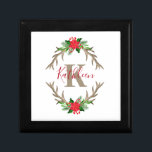 Monogram Red Green Christmas Floral Antlers Erinnerungskiste<br><div class="desc">Monogram diese hübsche Rot grüne Blüte mit Rentier Antlers Schmuck-Geschenkboxen. Eine schöne Art,  sie mit dem Schmuck zu präsentieren!</div>