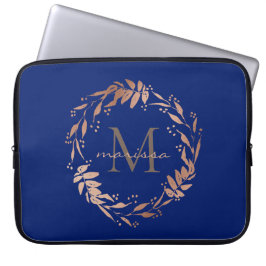 Monogram Rose Gold Eukalyptus Wreath auf Navy Blue Laptopschutzhülle