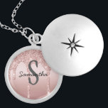 Monogram Rose Gold Tropfen Glitzer Rosa Trendy Medaillon<br><div class="desc">Eine Rose Gold tropfende Glitzer Monogramm Name locket Halskette. Ideal für Bräunungsgeschenke oder ein Geburtstagsgeschenk für sie. Sehen Sie sich unsere anderen Produkte in der Rose Gold Dripping Glitzer Kollektion an.</div>