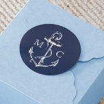 Monogram Runder Aufkleber<br><div class="desc">Füllen Sie Ihren Bedarf an nautischen Geräten mit diesem Anker-Monogramm-Aufkleber aus. Ideal für Umschlag Aufkleber und Taschen für Gaumen.</div>