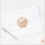Monogram Rustic Wedding Wood Slice Custom Runder Aufkleber<br><div class="desc">Lassen Sie Ihre Hochzeitseinladungen und Geschenke mit unserem Custom Monogram Rustic Wedding Wood Slice Classic Round Sticker auffallen. Mit diesem vielseitigen Aufkleber können Sie Ihre Hochzeitsarbeit und Ihre Geschenke mit einer personalisierten Touch versehen und so eine zusammenhängende und charmante Ästhetik schaffen. Mit seinem einzigartigen Holzbaum Scheiben Hintergrund strahlt dieser Aufkleber...</div>