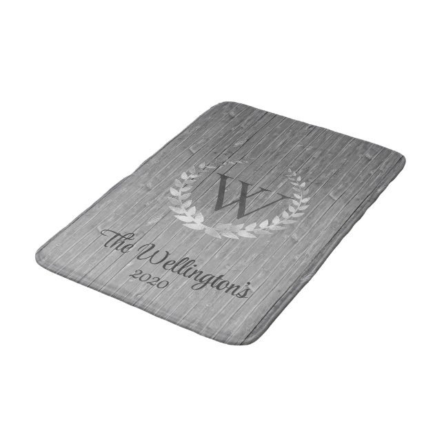 Monogram Rustic Wood Family Name Badematte (Schrägansicht)