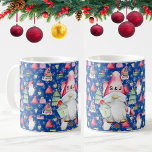 Monogram Santa Gnome for Christmas Pattern Blue Kaffeetasse<br><div class="desc">Fügen Sie Ihre Monogramm oder Initialen zu diesem Santa Gnome für Weihnachten Muster Blue Coffee Tasse. Ein blaues Hintergrundmuster mit Gnomen,  Geschenken,  Heiligen,  Süßigkeiten,  Weihnachtsbäumen und Weihnachtssack. Personalisieren Sie dies mit Ihren Initialen. Bearbeiten Sie es für weitere Anpassungen.</div>