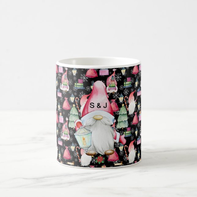 Monogram Santa Gnome für Weihnachtsmuster Schwarz Kaffeetasse (Mittel)
