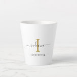 Monogram Script Name Stilistisch Gold Gray Minimal Milchtasse<br><div class="desc">Ein elegantes,  modernes Monogramm-Design,  das Sie leicht anpassen können,  indem Sie Ihren Namen in handgeschriebener Schrift-Typografie und in der Farbe des Goldenen Effekts auf einem weißen Hintergrund hinzufügen. Ändern Sie die Textfarben und den Hintergrund vollständig durch den Link "Anpassen" unter dem Link "Personalisieren". Perfekt als Hauswärme,  Hochzeit oder Geburtstagsgeschenke.</div>