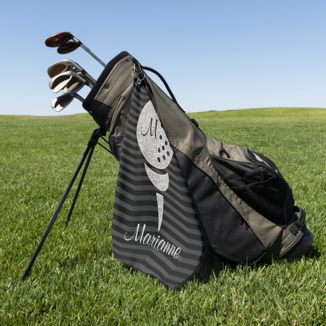 Monogram Silver Glitzer Golf Ball auf Zickzack Golfhandtuch (Gras)