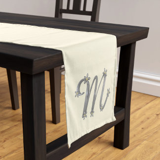 Monogram Silver Letter M Cremetisch Runner Kurzer Tischläufer