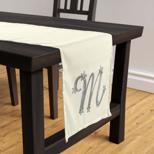 Monogram Silver Letter M Cremetisch Runner Kurzer Tischläufer (A cream table runner with a fancy silver letter M with cute daisy details just for you)