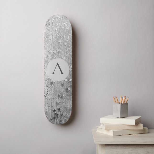 Monogram Silver Stardust Glitzer auf Silver Burlap Skateboard (Wandkunst)