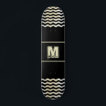 Monogram Skateboard mit Waves auf Black<br><div class="desc">Dieses personalisierbare Skateboard kommt mit einem Monogramm und abstrakten Digitalwellen auf jeder Seite. Schriftart, Größe und Farbe des Monogramms können geändert werden. Der Hintergrund ist schwarz, aber Sie können ihn auch ändern. Modernes Skateboard.</div>