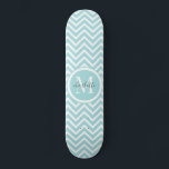 Monogram-Skateboard | Pastell Blue Green Zickzack Skateboard<br><div class="desc">Niedlich pastellblaues Zickzack oder Zickzackmuster und personalisiertes Monogramm Skateboard. Ein tolles Geschenk für ein Mädchen,  das Skateboarden Lieben.</div>