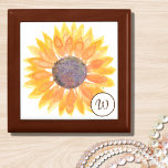 Monogram Sonnenblume Erinnerungskiste<br><div class="desc">Diese charmante Geschenkboxen ist mit einer wasserfarbenen gelben Sonnenblume und einem stilvollen Monogramm dekoriert. Einfach anpassbar. Macht ein einzigartiges Geschenk. Original Wasserfarbe © Michele Davies.</div>