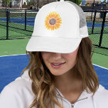 Monogram Sonnenblume Truckerkappe<br><div class="desc">Dieser einzigartige LKW-Hut ist mit einer gelben Aquarellsonnenblume und stilvoller Typografie dekoriert. Einfach anpassbar. Original Wasserfarbe © Michele Davies.</div>