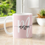 Monogram Stilvoll Modernes Niedlich Blush Pink Kaffeetasse<br><div class="desc">Genießen Sie Ihr Lieblingsgetränk mit dieser Monogram Stylish Modern Niedlich Blush Pink Coffee Tasse. Diese Tasse mit elegantem und modernem Design präsentiert einen sanften, rosafarbenen Hintergrund, der durch ein personalisiertes Monogramm in elegantem Schriftsatz hervorgehoben wird. Die langlebige Keramik sorgt für eine lange Lebensdauer, während der komfortable Griff jeden Schluck zum...</div>