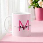 Monogram Stylish Modern Hot Pink Kaffeetasse<br><div class="desc">Mit unserer Monogram Stylish Modern Hot Pink Coffee Tasse schlürfen Sie stilvoll! Diese Tasse mit ihrem Monogramm in einem eleganten, modernen Schriftart ist mit einem lebhaften, rosa Design personalisiert und bietet eine schicke und individuelle Touch. Ideal für Ihren Kaffee oder Tee am Morgen, kombiniert es moderne Ästhetik mit alltäglicher Funktionalität....</div>
