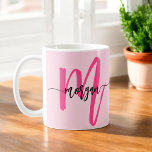 Monogram Stylish Modern Hot Pink Kaffeetasse<br><div class="desc">Mit unserer Monogram Stylish Modern Hot Pink Coffee Tasse schlürfen Sie stilvoll! Diese Tasse mit ihrem Monogramm in einem eleganten, modernen Schriftart ist mit einem lebhaften, rosa Design personalisiert und bietet eine schicke und individuelle Touch. Ideal für Ihren Kaffee oder Tee am Morgen, kombiniert es moderne Ästhetik mit alltäglicher Funktionalität....</div>