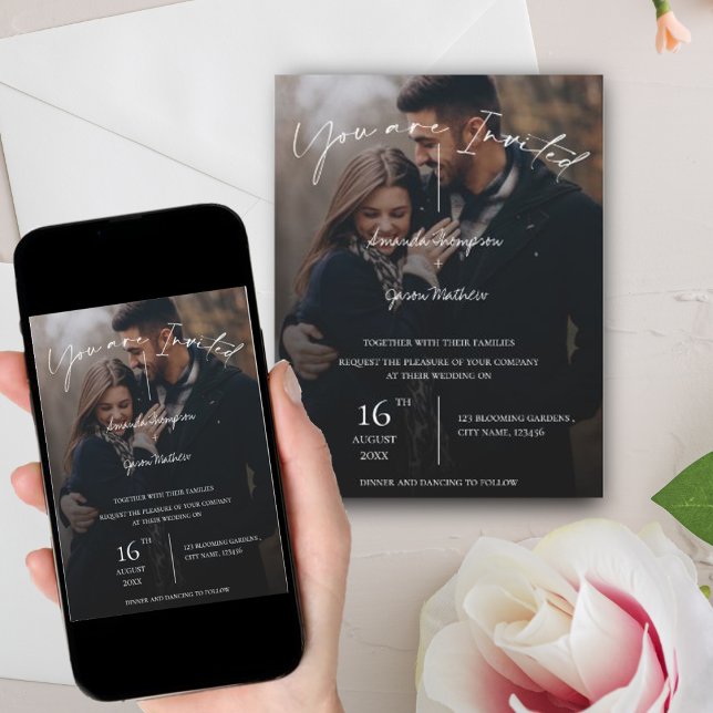 Monogram Text Overlay Typografy Foto Wedding Einladung (Von Creator hochgeladen)