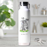 Monogram Trinkflasche<br><div class="desc">Diese elegante monogramm Wasserflasche ist mit einer stilvollen grauen Aquarellgolftasche ausgestattet, die mit Schlägern gefüllt ist und von einer Touch Grün umgeben ist. Das Design enthält ein klassisches Serifenmonogramm auf dem Schriftart, das sich nahtlos in das Kunstwerk einfügt. Unter dem Monogramm wird der vollständige Name in einem passenden Serif-Schriftart angezeigt,...</div>