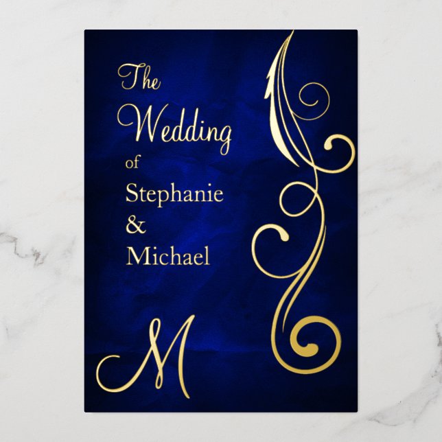 Monogram und Swirl auf Blue Wedding Gold Folieneinladung (Vorderseite)