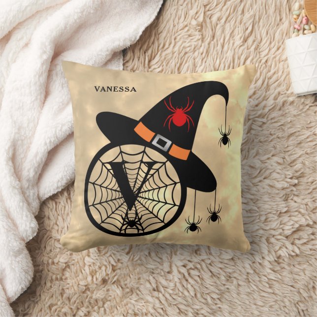 Monogram V Halloween Sky Hexenspinnen Name Kissen (Decke)