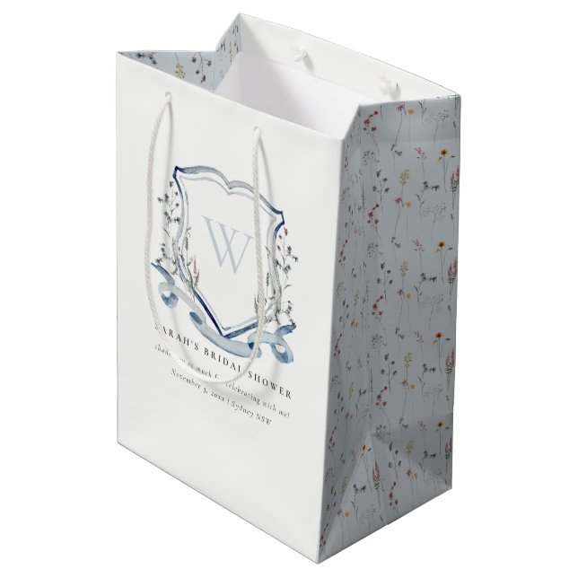 Monogram-Wappen-Brautparty der blauen Wildblume Mittlere Geschenktüte (Rückseite Schrägansicht)