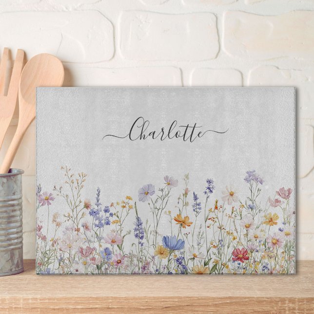 Monogram Watercolor Colorful Pretty Wildflower Schneidebrett (In situ)