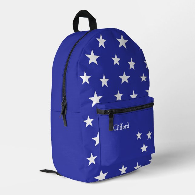 Monogram-weiße Sterne auf blau Bedruckter Rucksack (Rückseitige Ecke links)