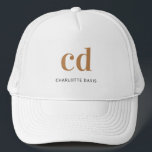 Monogram, weißer Goldname elegant modern Truckerkappe<br><div class="desc">Ein klassischer,  schick weißer Hintergrund. Personalisieren und fügen Sie Ihre Monogramm-Initialen mit goldenen Blockbuchstaben und Ihren Namen in Schwarz und Gold. Modern,  trendig und einfach.</div>