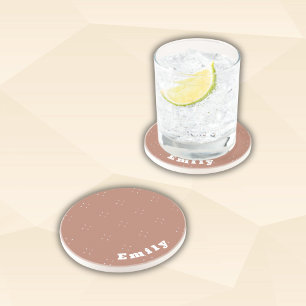 Monogram, weißer Pfeil auf mocha-mussen Hintergrun Getränkeuntersetzer