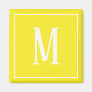 Monogram White auf dem Gelben Platz Magnet
