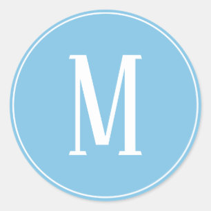 Monogram White auf dem hellblauen Round-Aufkleber Runder Aufkleber