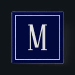 Monogram White auf Navy Blue Square Button<br><div class="desc">Ein quadratischer Knopf mit einem weißen Monogramm auf marineblau Hintergrund. Passen Sie die Schaltfläche mit Ihren eigenen Initialen oder Initialen,  Farben,  unter anderem. an.</div>