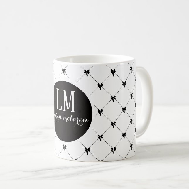 Monogram White & Black Bow Script Kaffeetasse (VorderseiteRechts)